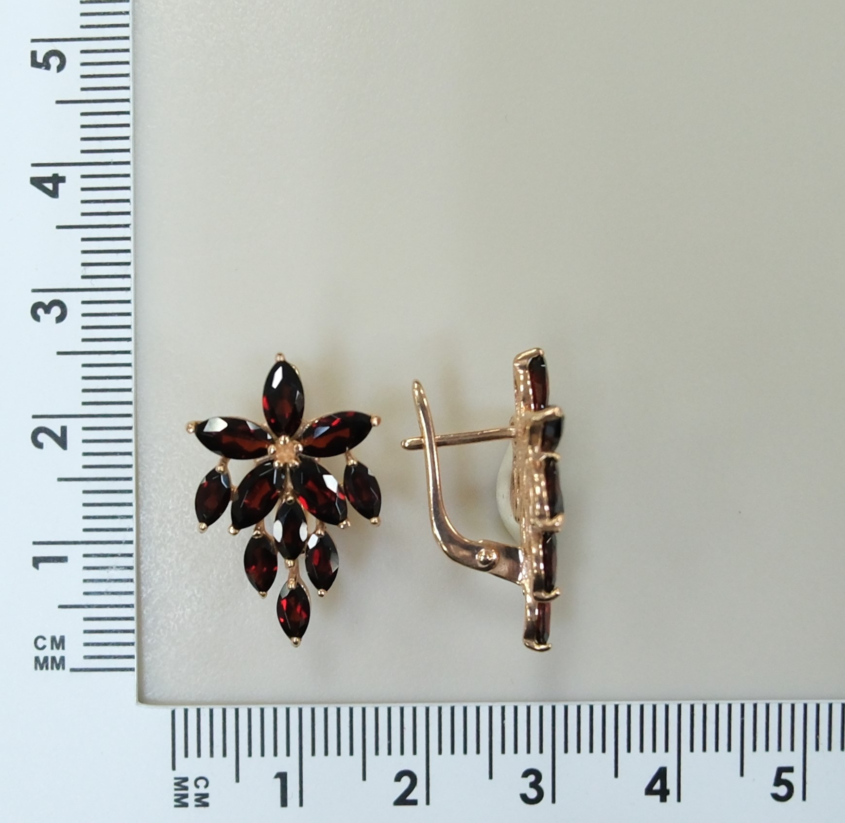 Серебряные серьги с гранатами
